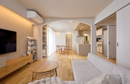 グレージュとアールに包まれた、木肌がやさしい印象の平屋